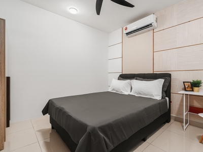 Aster Residence Middle Room, near MRT Taman Connaught.