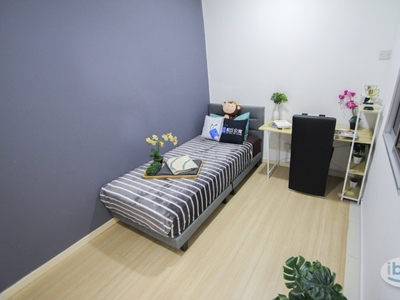 Fully-Furnished Single Bed Room with Window & AirCond at D'Alpinia, Puchong