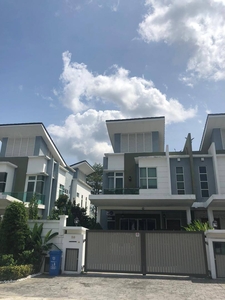 Huge Extra Land Move in Ready Good Condition Semi-Detached House For Sale at Greenhill Residence Shah Alam Selangor For Sale