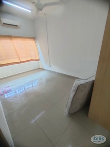 KL NEAR MRT Budget Room For Rent With Attach Bathroom Aircon Middle-Room