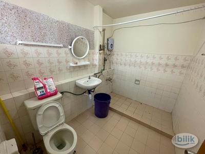 MALE ONLY WALKING DISTANCE LRT, BUS STOP, PRIVATE BATHROOM WITH BALCONY