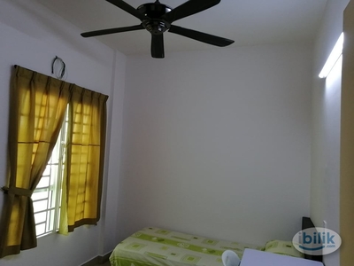Middle Room at Idaman Lavender 1, Sungai Ara, Penang