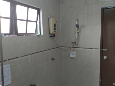 Middle Room Rent with Attached bathroom in Bandar Puteri, Puchong near LRT Station