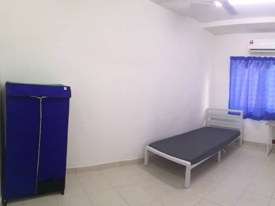 Middle Room with window/ 5 mins driving distance to Setia City Mall & Top Gloves