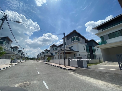 Rumah Banglo 2.5 Tingkat di Simpang Ampat