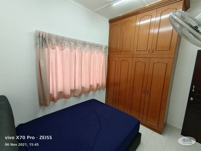 Middle room with window/Walking distance to Taipan, LRT /5 mins driving distance to Bandar Sunway