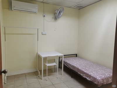 [ALL INCLUSIVE] Aircond WiFi middle room at Sri Petaling