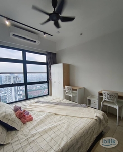 Middle Room at Union Suites for rent / Free Transport to Taylor's , Sunway and Monash