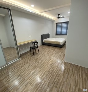 Taman Mayang (PJ), NIce Fully Furnished + Private Attached Bathroom (Free Utilities + WiFi)