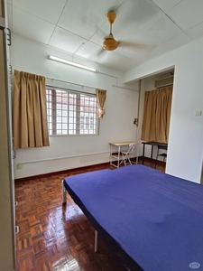 Zero deposit middle room jalan BU 1/1A @ RM750 for rent