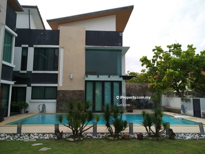 Freehold Bungalow with Swimming Pool