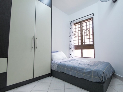 Kota Damansara Single Room For Rent near MRT Surian