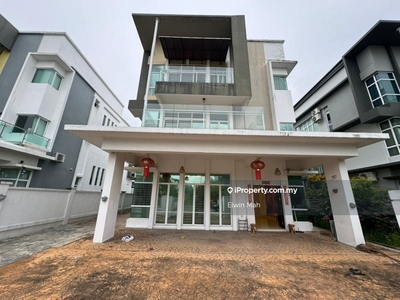 Renoavted 3 Storey Bungalow With Gated Guarded, Facing South West