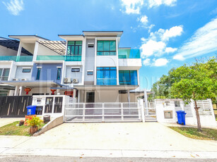 3 Storey Modern and Nice End Lot with EXTRA land & private top swimming pool.