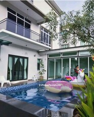 Nusa Sentral,3 storey corner,fully renovated,with swimming pool