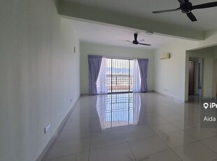 Renovated unit in excellent condition, large balcony with Genting View