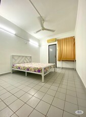 Middle Room at Bandar Utama ⭐Near to One Utama , MRT Bandar Utama, 1 Power House , First Avenue , Centre Point , IKEA , MRT Mutiara Damansara