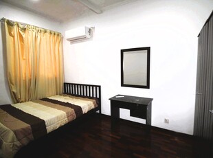 Queen Size BIG Medium AC room, Male only, 8mins to Publika Menara Duta 2