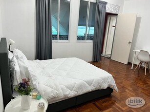 Spacious Middle room female Nonk Chik /Thistle hotel /Danga bay/ strait view