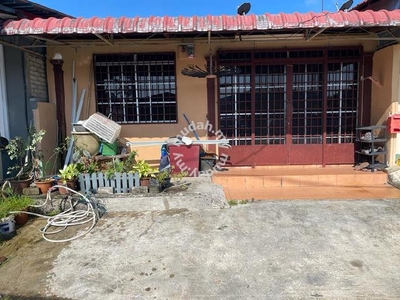 Rumah teres untuk dijual.