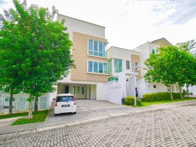 Well Maintained Beautiful 3 Storey Courtyard Villa At Contours