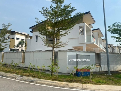 Corner house, new condition, close to mall, easy access highway