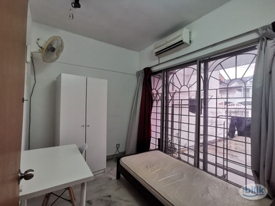 MALE ONLY WALKING DISTANCE LRT,BUS STOP FREE AIRCOND& WIFI