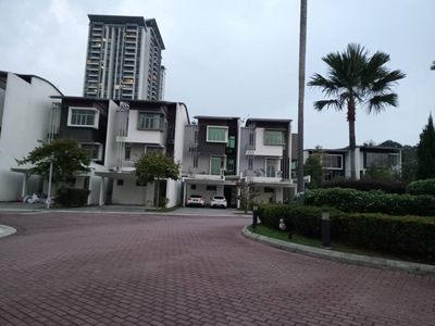 Symphony Hills 3Storey For Rent !! Available December !!