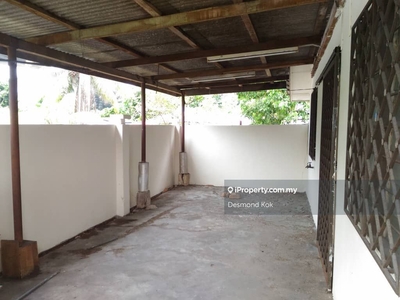 End lot with land,more parking,walking distance to pasar