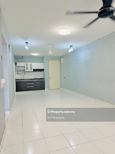 Freehold! Spacious house. Pool view renovated house. 2 Carpark.