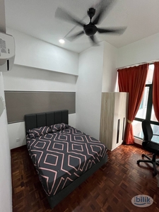 ONE MONTH DEPOSIT !!! COZY Medium Room at KLCC !! nearby offices , mall, and walkable to KLCC area . Affordable and clean