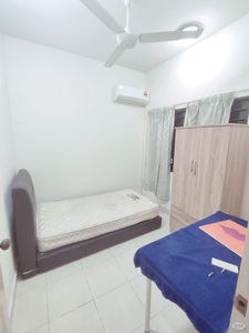 Single room available for rent at Pelangi utama condominium