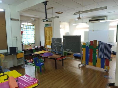 Corner house for rent in usj 11 Subang Jaya Suitable for kindergarden
