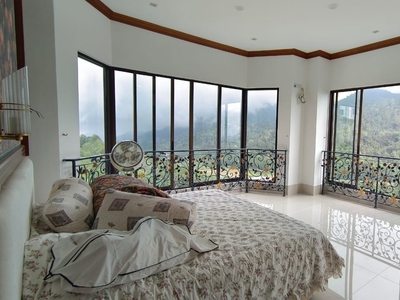 Penthouse to let, 2720sf, 4r5b, fully furnished, well kept & nice view