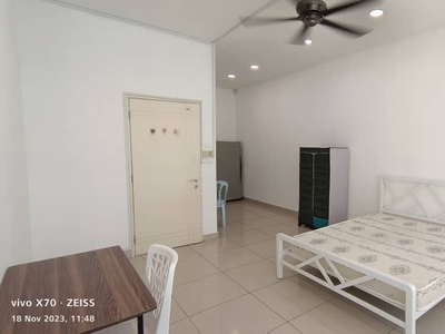 Bandar Kinrara 6 Master Room With Private Balcony & Bathroom To Rent