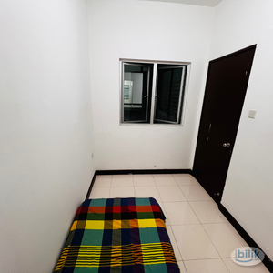 Cozy and Fully-Furnished Small Room with personal bathroom at Metropolitan Square, Damansara Perdana