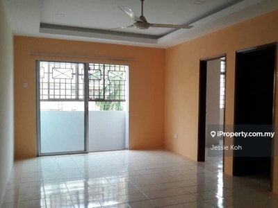 Fully Renovated Pool View Unit For Sale (1 Car Park)