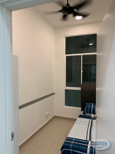Single Room at Saville @ D'Lake, Puchong-4km , 5min drive to small town ship with restaurants, clinic, mini mart, Uptown Puchong Bazaar