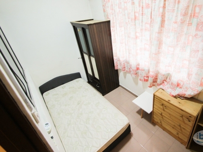 Single Room with Window & A/C at Seapark Apartment, Petaling Jaya near to SS2. LRT