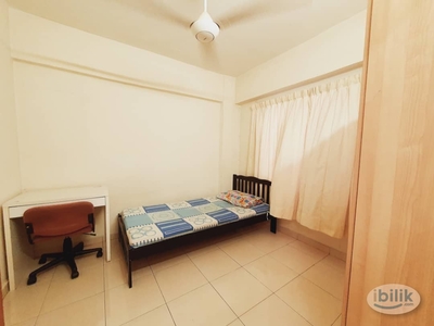 Single rooms @ Pelangi apartment mutiara damansara (3-5 mins to MRT) Malay Female only