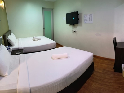 Tampoi Room (Private Bathroom, 15 Mins to Tuas Checkpoint)