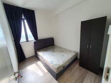 ? [FREE Utilities] Middle Room with Double Bed at United Point Residence, North Kiara Mont Kiara, Desa ParkCity, Publika (Female Unit Available)