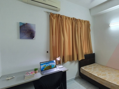 High Speed Internet | Fully Furnished | Convenient | Walking Distance to University | Private Middle Room at Lagoon View, Bandar Sunway