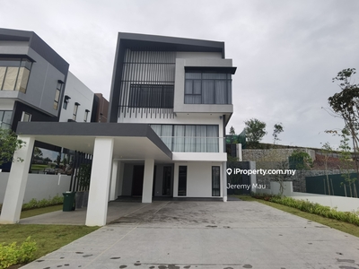 3 Storey Bungalow in Jade Hills with huge car park(New from Developer)