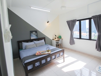Nice Conditions Medium Queen bedroom with Ac at Sri Putramas 1 , Jalan Kuching