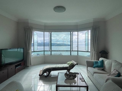 High floor condo with magnificent 180 degree ocean views