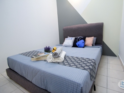 With Carpark Medium Queen bedroom with Aircond for rent at Sri Putramas 1 Condominium, Jalan Kuching