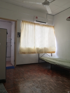 Middle Room with window/ Attach bathroom/Fully Furnished provided/Walking distance to Sunway pyramid, Sunway Medical Centre.