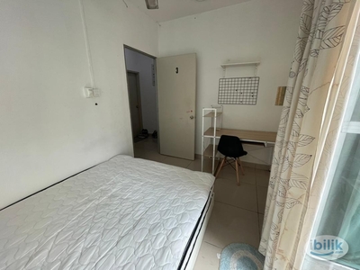 Mixed Gender Pacific Place Middle Room with Balcony & Aircond for rent