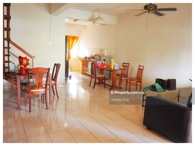 Well maintained 2 storey terrace endlot face main road (extra parking)